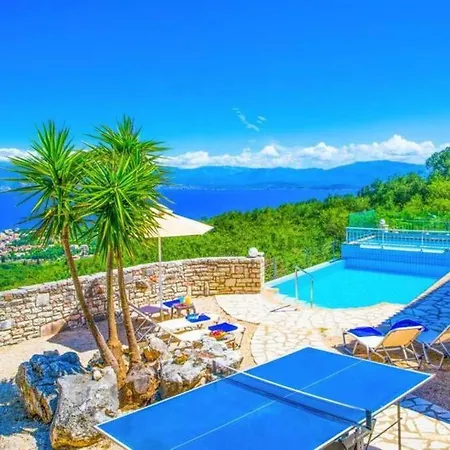The Hillside Villas, Stunning Views & Private Pool فيلة *